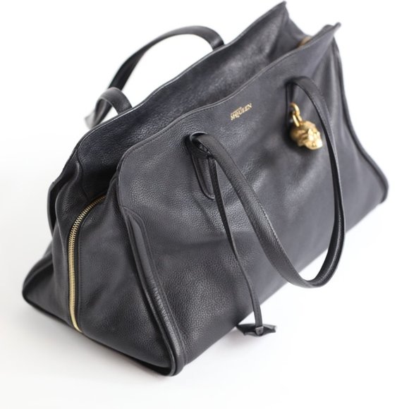 My black Alexander McQueen handbag with gold skull - Picture 3 of 14